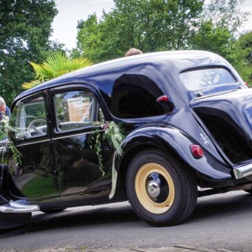 Véhicule original, une Traction Avant Citroën pour un mariage.