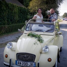 debout dans la location-2cv-de-mariage