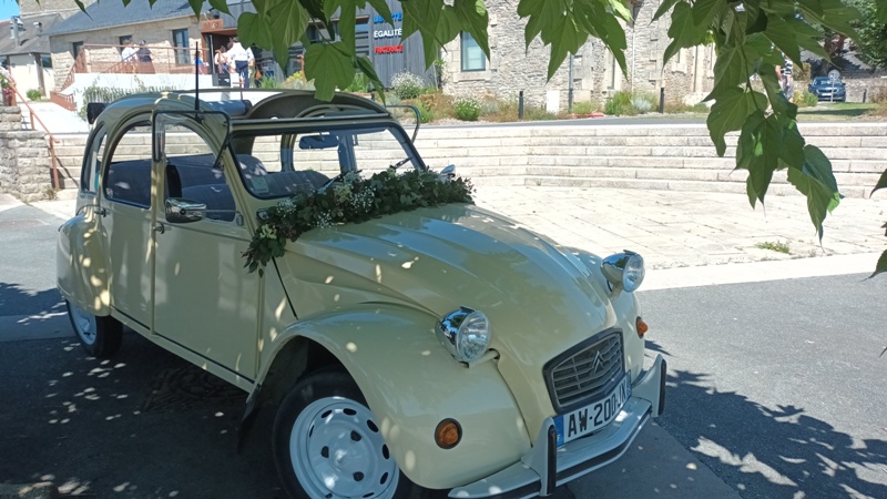mariage en 2cv de location côtes d'Armor