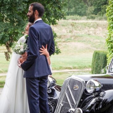 Location voiture mariage rétro au château d’Apigné.