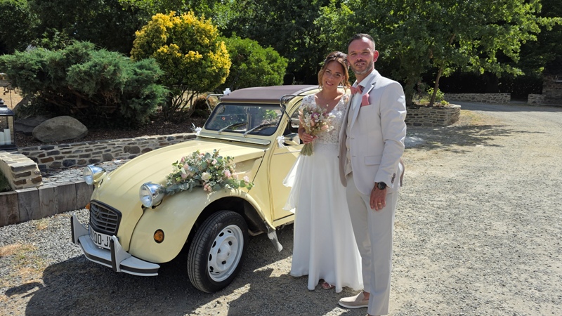 2CV ancienne pour mariage en Bretagne avec les mariés