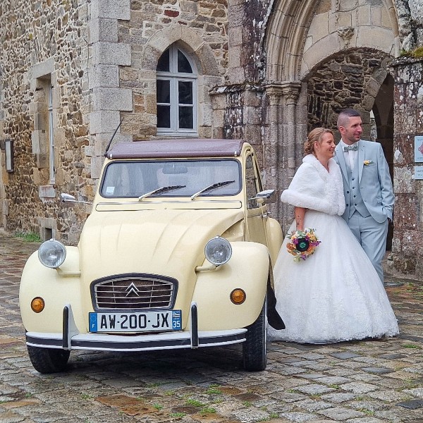 2CV ancienne avec des mariés pour un mariage en Bretagne