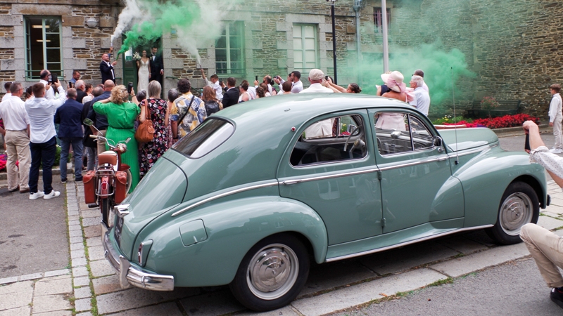 Voiture ancienne de mariage devant la mairie de Saint-Carné