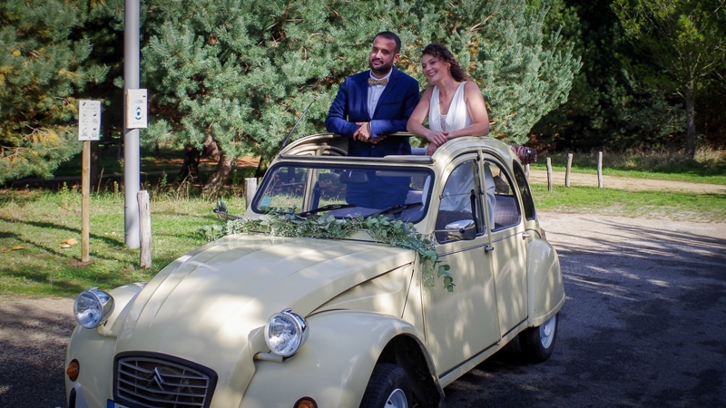 Mariage en 2CV en Bretagne avec les mariés