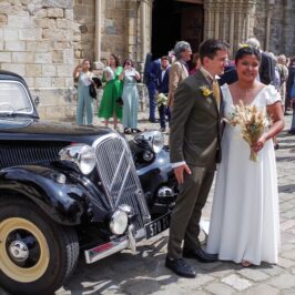 voiture de collection devant l’église Notre-Dame-des-Grèves à Saint-Malo