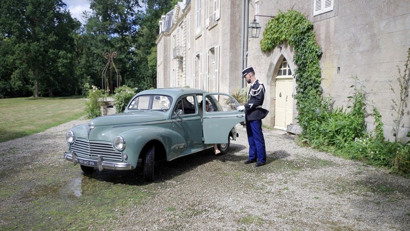 Peugeot 203 vert d’eau pour un mariage au château de Bogard