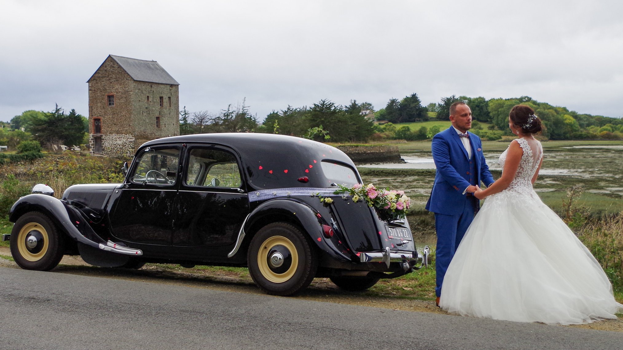 Traction décorée de petits cœurs après un mariage à Saint-Malo